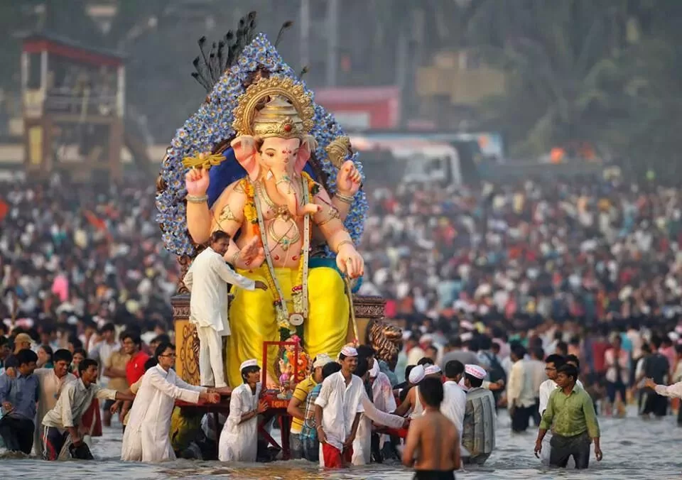 ಗಣೇಶ ಮೂರ್ತಿಯನ್ನ ನೀರಿನಲ್ಲಿ ವಿಸರ್ಜನೆ ಮಾಡುವುದು ಯಾಕೆ? ಅದಕೆ ಇರುವ ವೈಜ್ಞಾನಿಕ ಮತ್ತು ಧಾರ್ಮಿಕ ಕಾರಣವೇನು ಅನ್ನೋದು ನಿಮಗೆ ಗೊತ್ತಾ ?